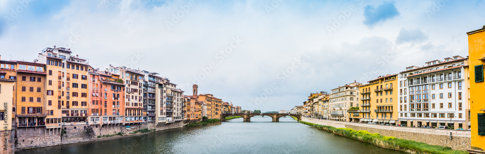 Vue depuis le Pont Vecchio sur l'Arno à Florence
