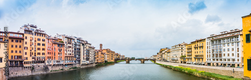 Vue depuis le Pont Vecchio sur l'Arno à Florence © Gerald Villena