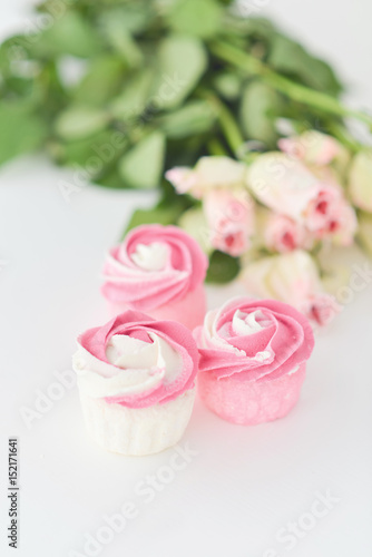 Baby shower cupcakes and roses
