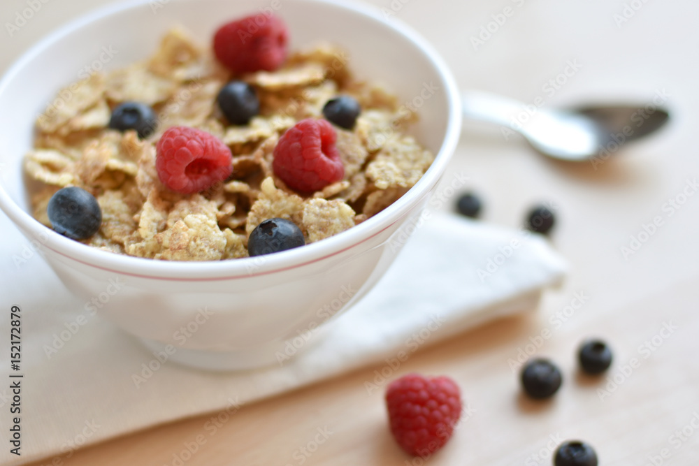 Desayuno por la mañana con muesli, arándanos y frambuesa