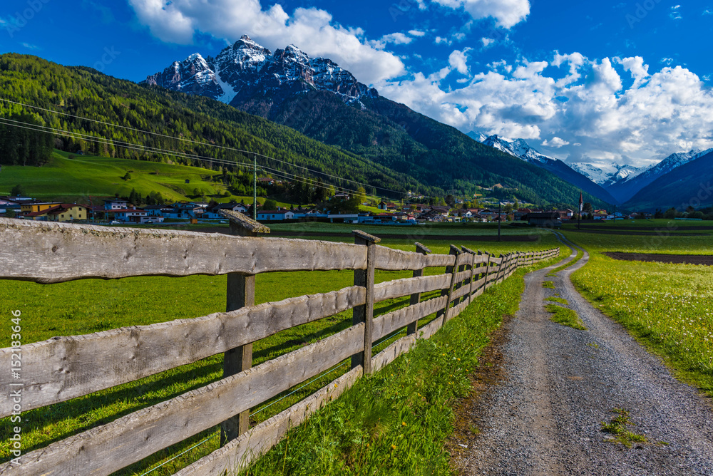 Fototapeta premium Blick in Stubaital mit Holzzaun und Weg