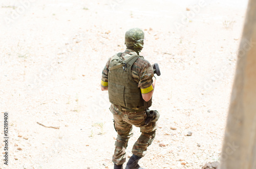 Fotografía Soldier back view vest sunny day