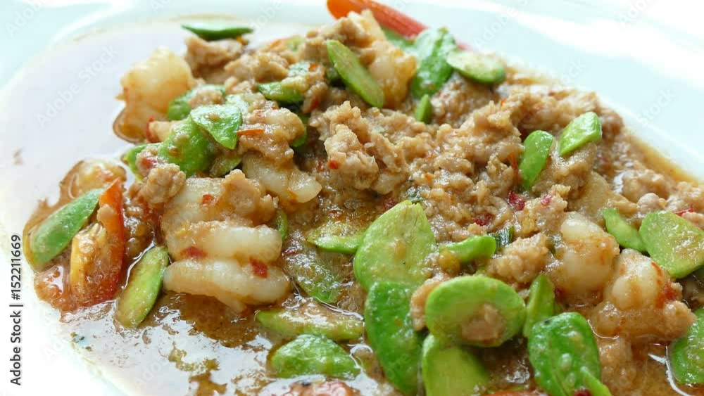 Stir-Fried Twisted Cluster Bean with Shrimps
Stir-Fried Twisted Cluster Bean with Shrimps