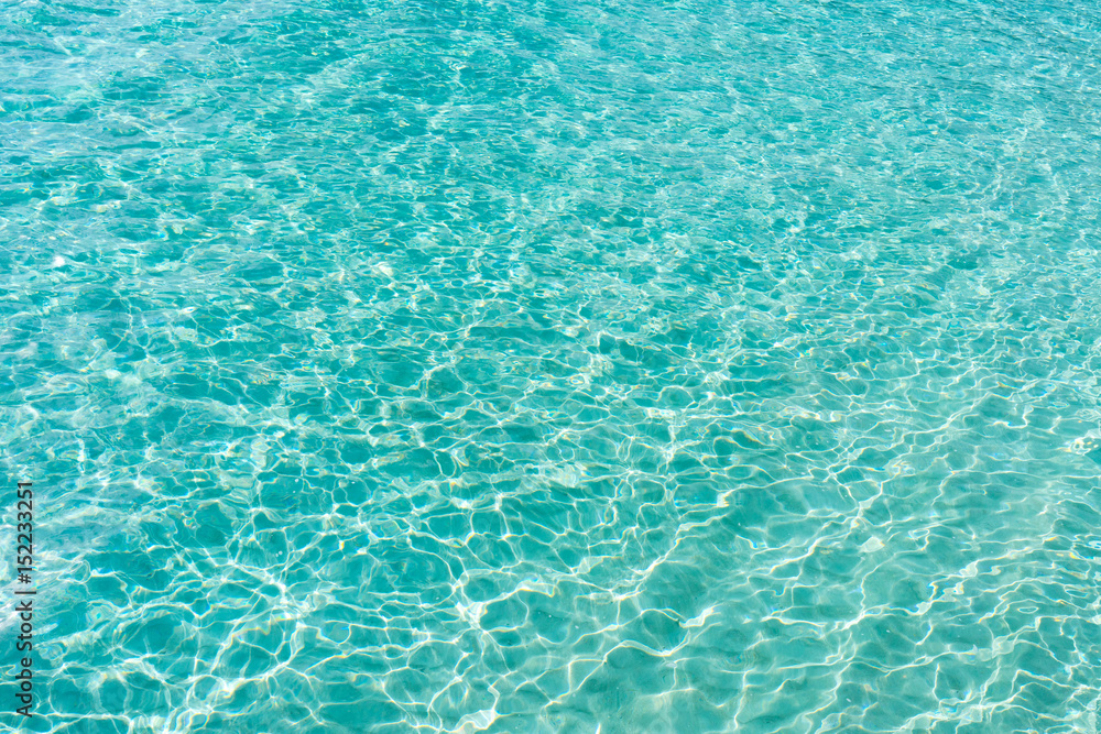 Obraz premium ocean z przezroczystą błękitną wodą