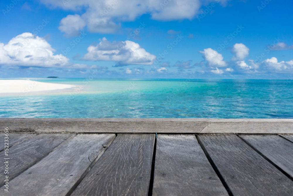 Fototapeta premium Drewniana podłoga z widokiem na morze