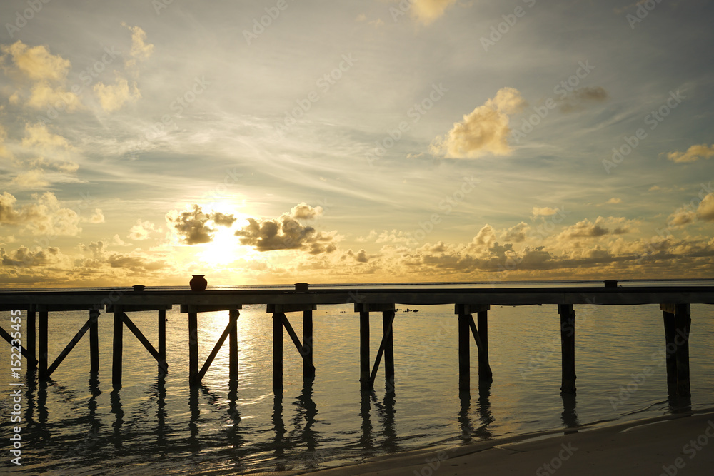 Obraz premium wooden bridge on the beach