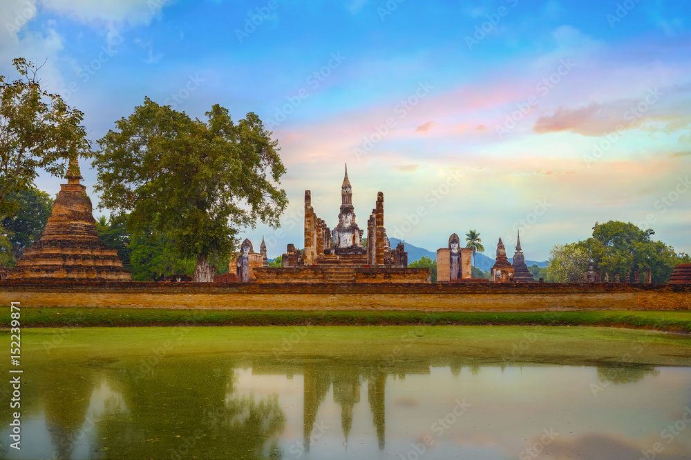 Fototapeta premium Wat Mahathat Temple at Sukhothai Historical Park, a UNESCO World Heritage Site in Thailand