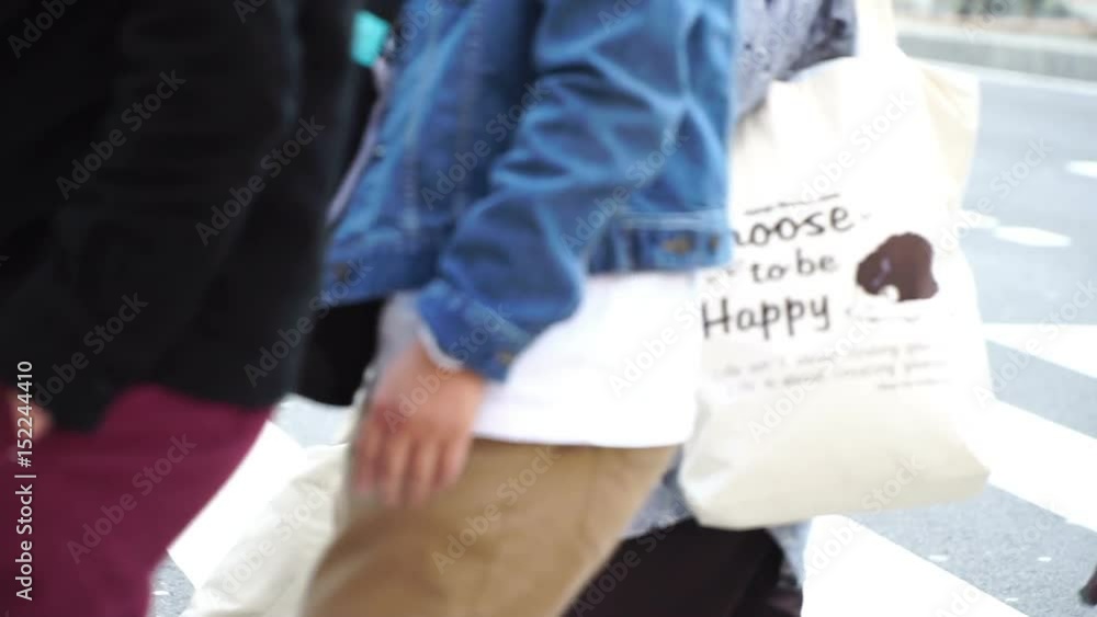 スローモーション　新宿駅　通勤・通学　5月　朝