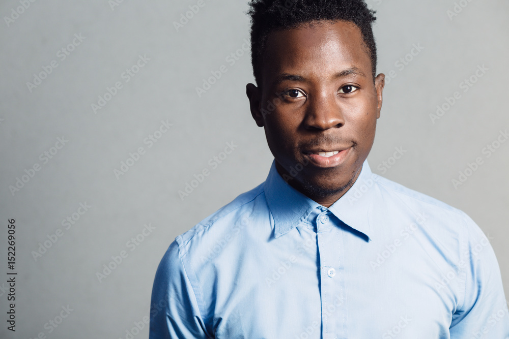 Obraz premium Classical portrait of african american man in blue shirt