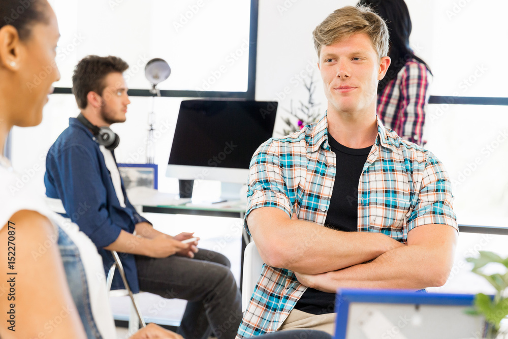 Obraz premium Young man working in office