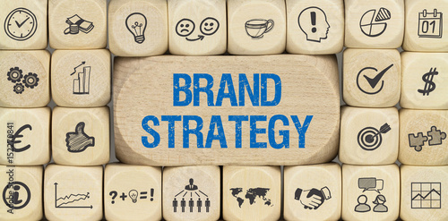 Brand Strategy / Würfel mit Symbole