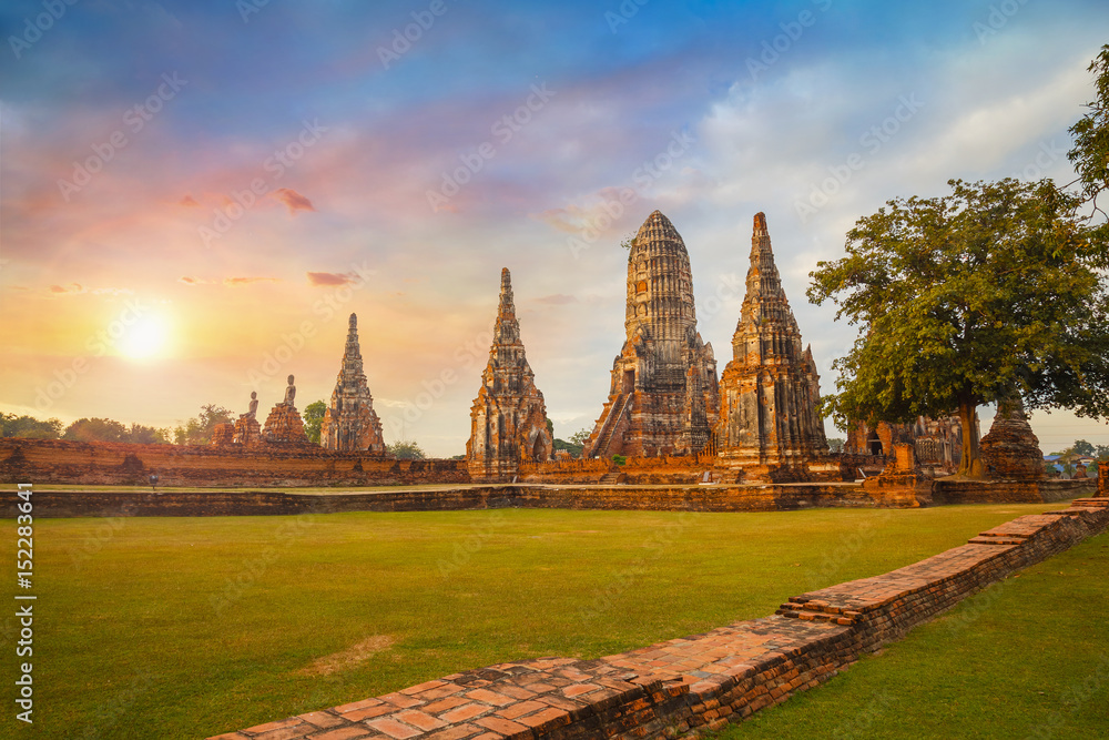 Obraz premium Wat Chaiwatthanaram temple at Ayuthaya Historical Park, a UNESCO world heritage site in Thailand