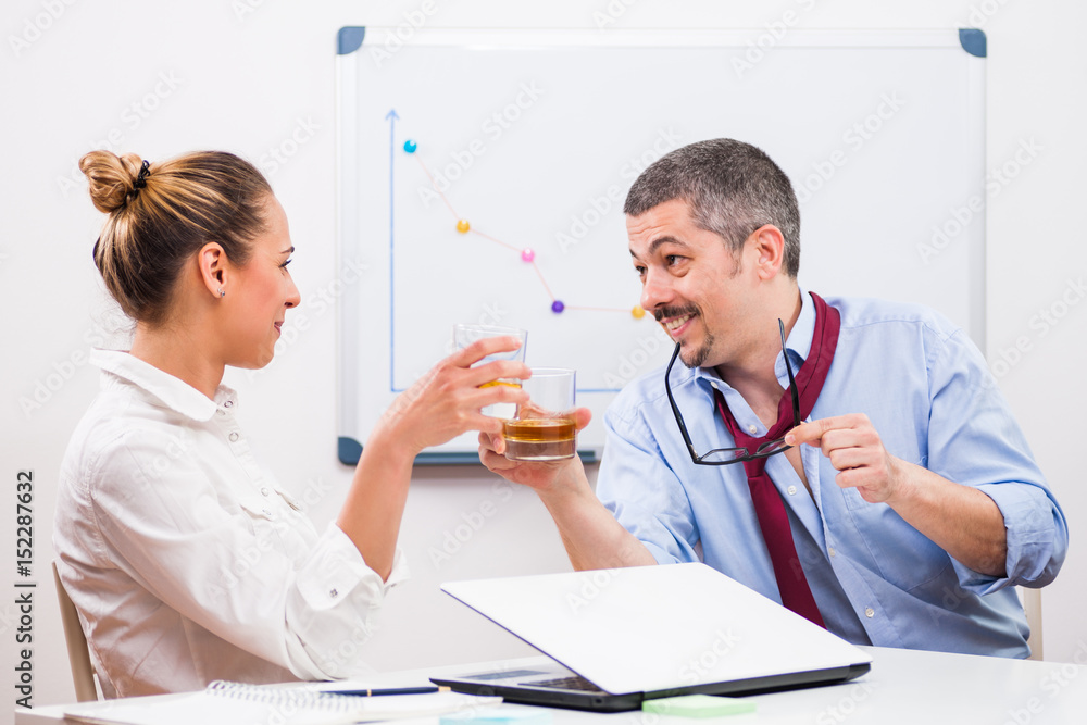 Obraz premium Business people are celebrating in their office.