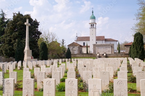 Tableau sur toile Cimitero Inglese Grande Guerra di Giavera del Montello - tombe con chiesa
