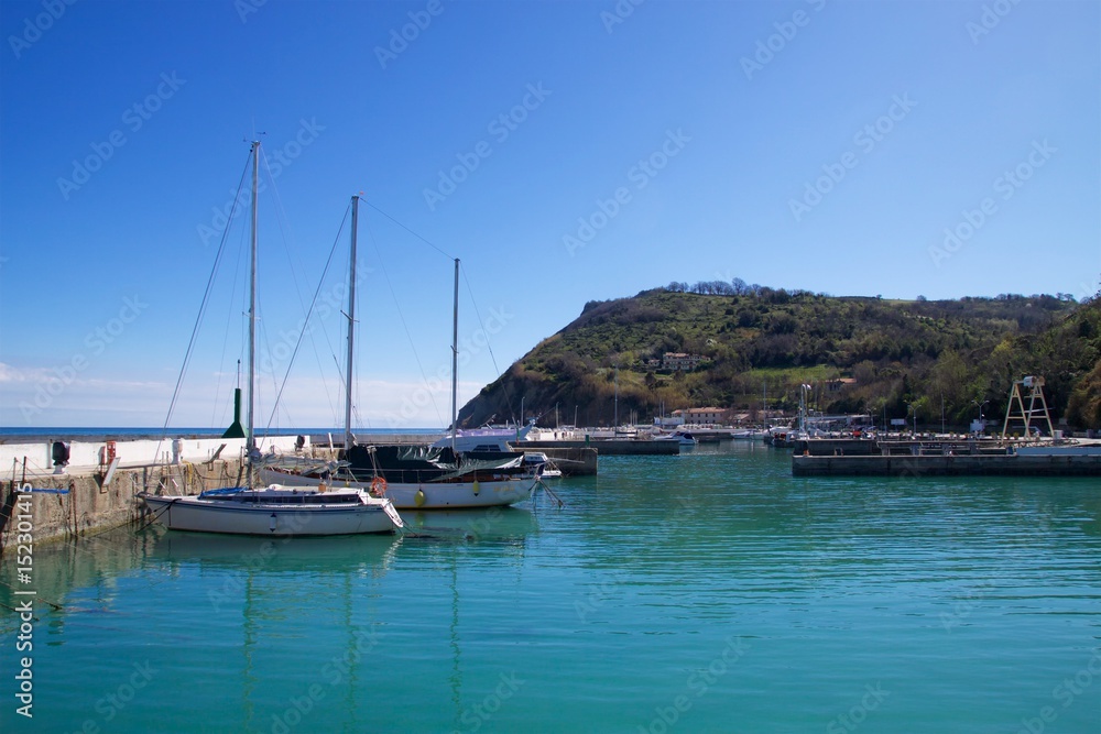 Baia e porto di Vallugola - Marche - Italia  -Parco San bartolo - il porto con barche
