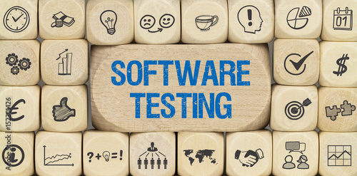 Software Testing / Würfel mit Symbole photo