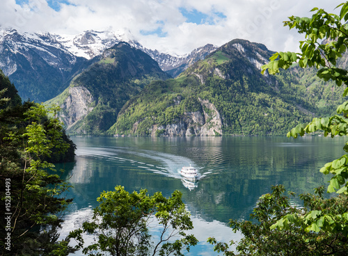 Idyllische Natur mit Schiff, Urnersee, Vierwaldstättersee, Uri, Schweiz photo