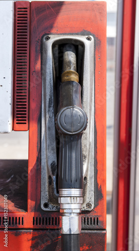 alter zapfhahn auf dem werksgelände