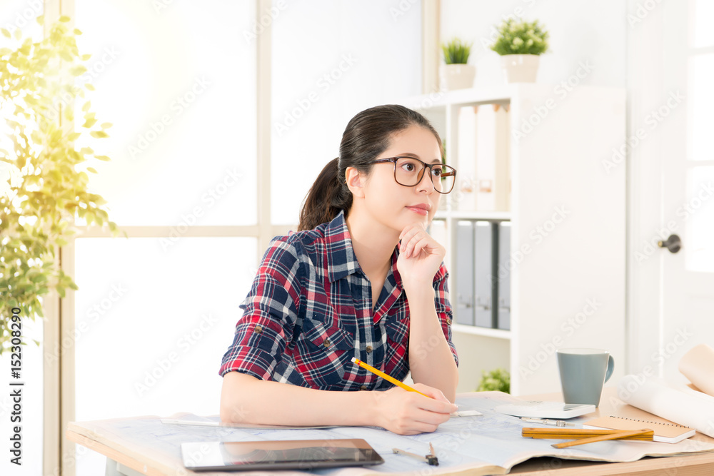 Asian designer devote herself to find ideas Asian designer devote herself to find ideas