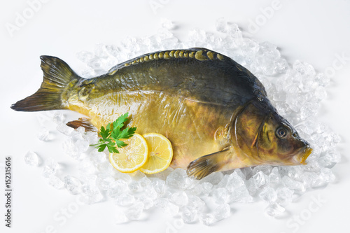 Foto Fresh carp with lemon on ice