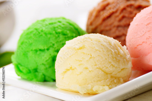 Three ice cream scoop