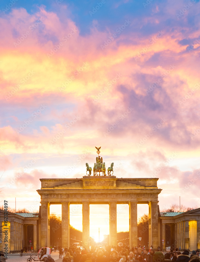 Naklejka premium Oświetlony zachód słońca Brama Brandenburska, Berlin, Niemcy