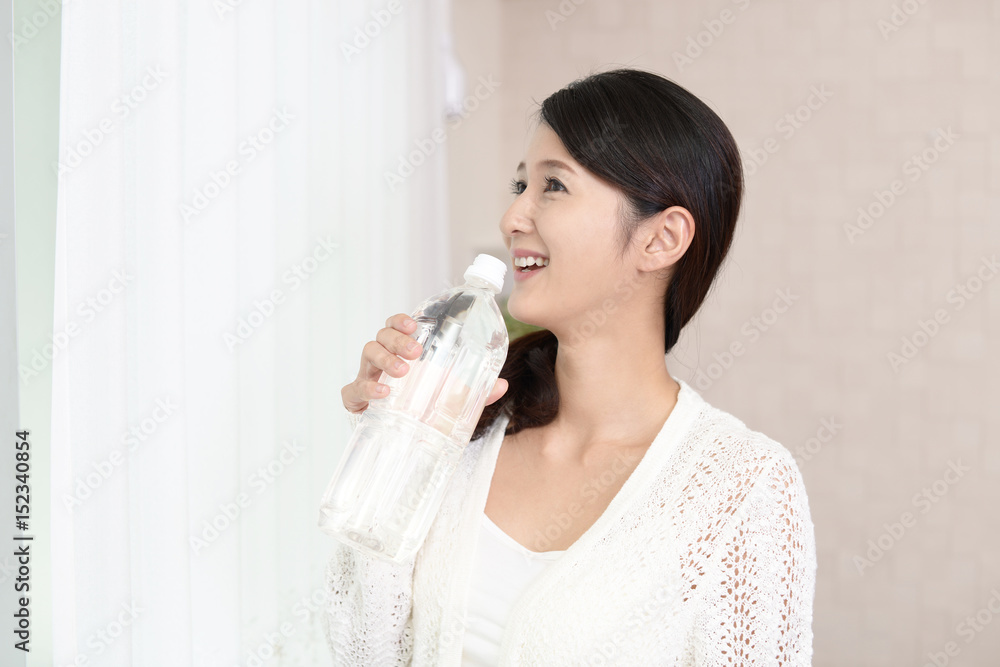 お水を飲む女性