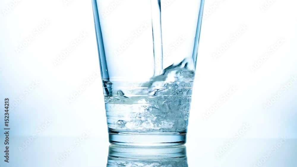 eau versée dans un verre eau versée dans un verre