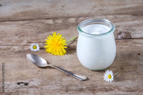 Naturjoghurt in einem Glas
