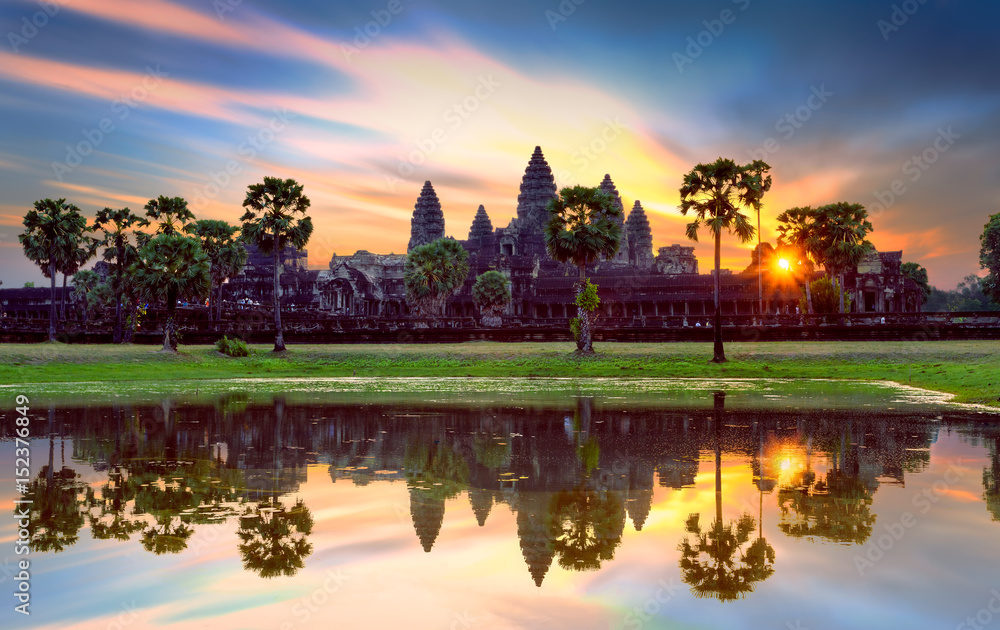 Fototapeta premium Angkor Wat o wschodzie słońca, słynna świątynia w Siem Reap w Kambodży.