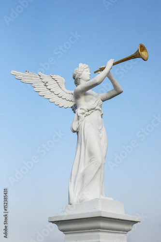 Obraz na plátne Statue of an angel blowing a trumpet