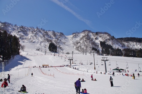 晴天のスキー場のゲレンデとリフト