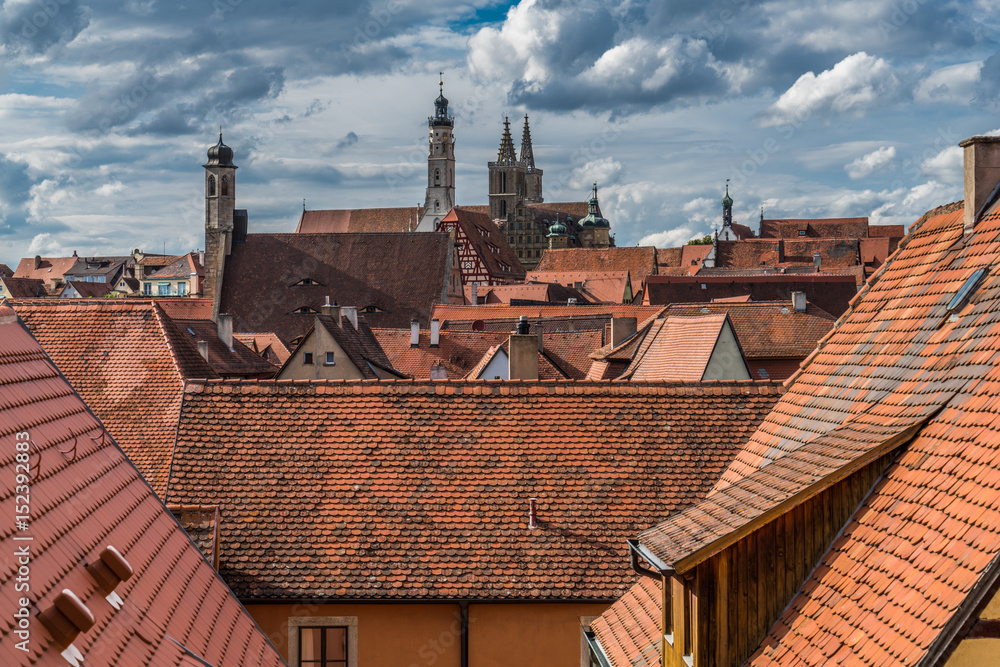 Stadtansicht von Rothenburg ob der Tauber mit Rathaus und der St. Jakobskirche