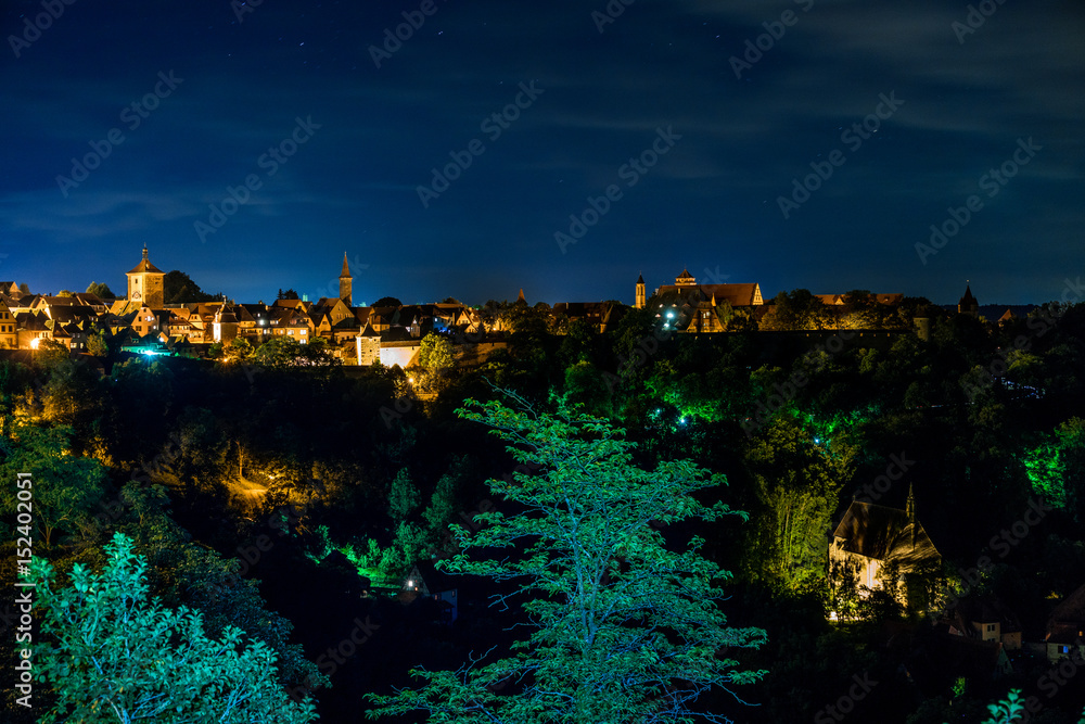 Rothenburg ob der Tauber in einer blauen Sommernacht