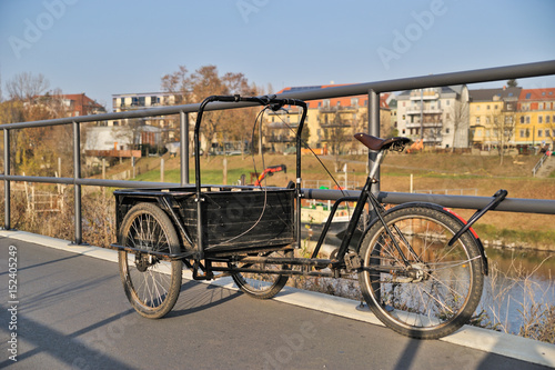 Dreirädgiges Lastenfahrrad, ÖffentlicherGrund photo