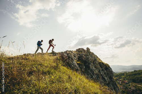 Canvas Print Couple hiking in the mountains