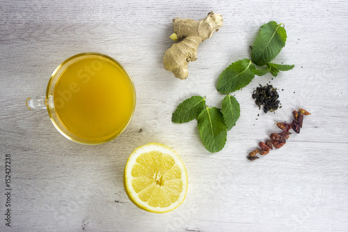 Té con jengibre, limón, cayena e hierbabuena photo