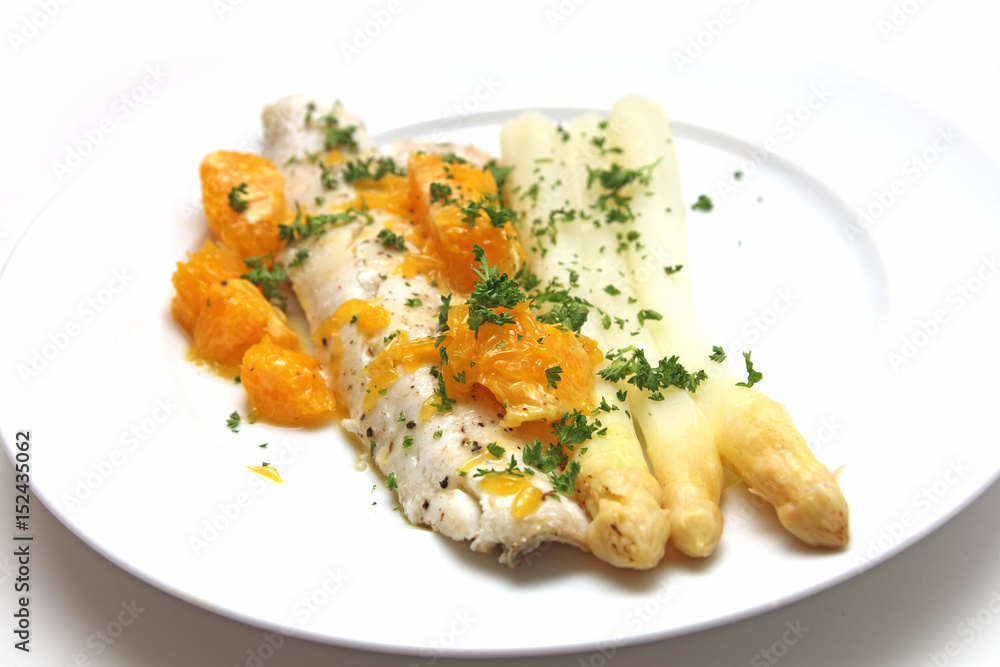 Zanderfilet mit Spargel und Orangenfiletstreifen Zanderfilet mit Spargel und Orangenfiletstreifen