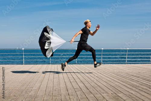 Bilde på lerret Man with chute running on pier