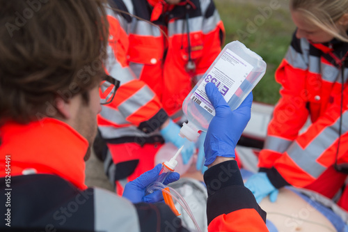 Rettungssanitäter legt einen Zugang und gibt Medikemante