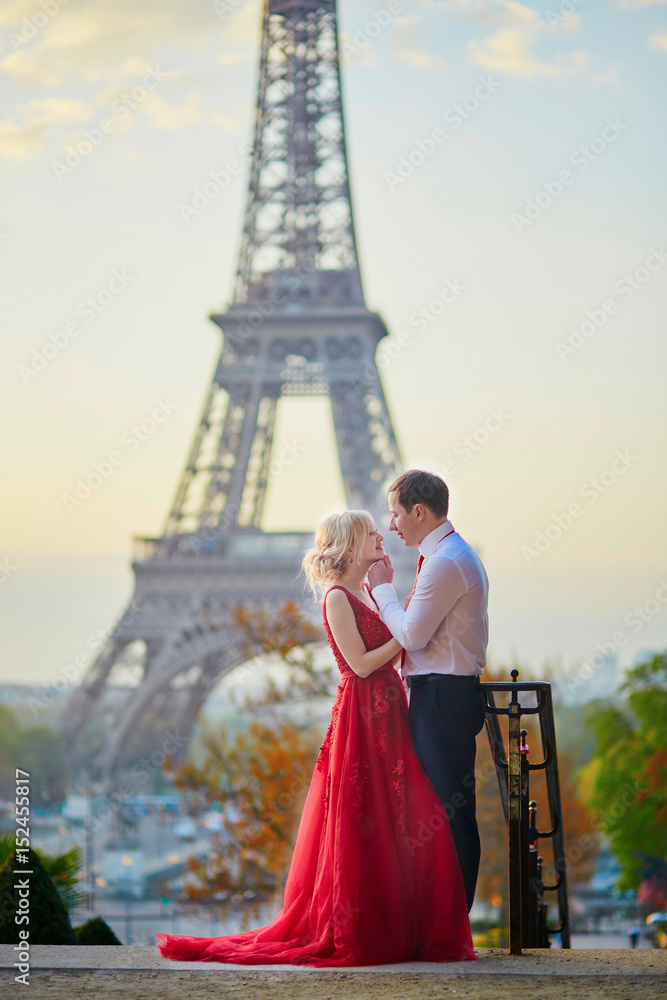 Fototapeta premium Couple in front of the Eiffel tower in Paris, France