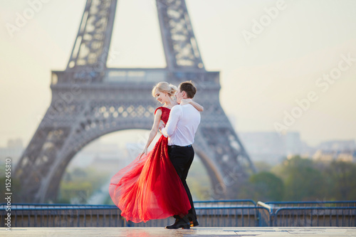 Canvas Print Couple dancing in front of the Eiffel tower in Paris, France