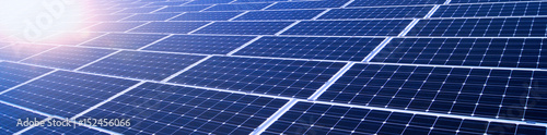 Erneuerbare Energien - Solarmodule im Sonnenschein, Banner