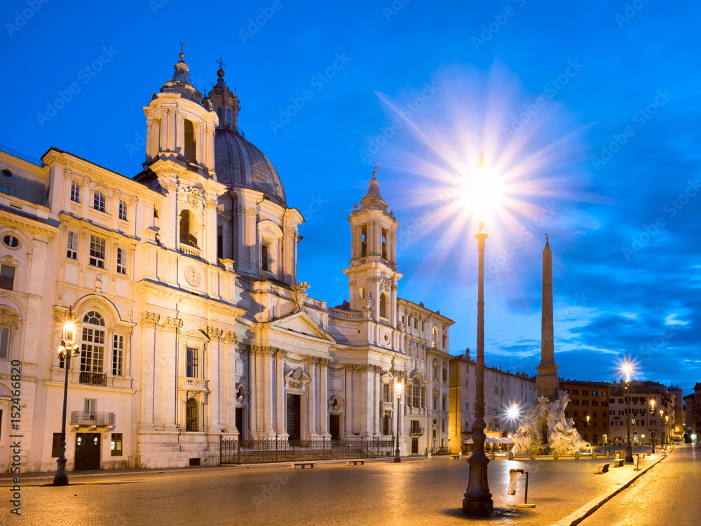 Fototapeta premium Scenic view of Piazza Navona in Rome before sunrise