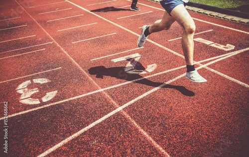 Foto runners approaching the finish line of a race