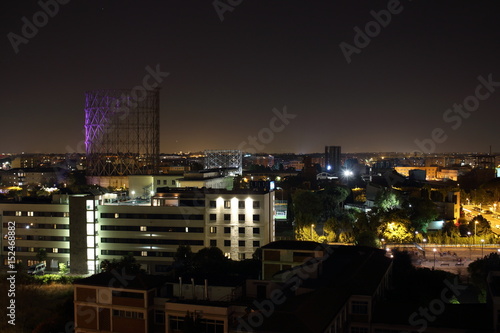Quadro su tela Vista notturna sul quartiere Ostiense