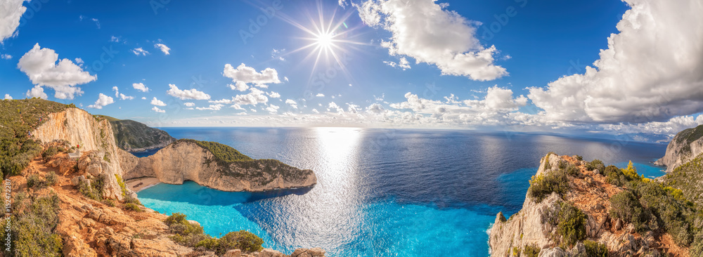 Naklejka premium Piękna plaża Navagio z wrakiem na wyspie Zakynthos w Grecji