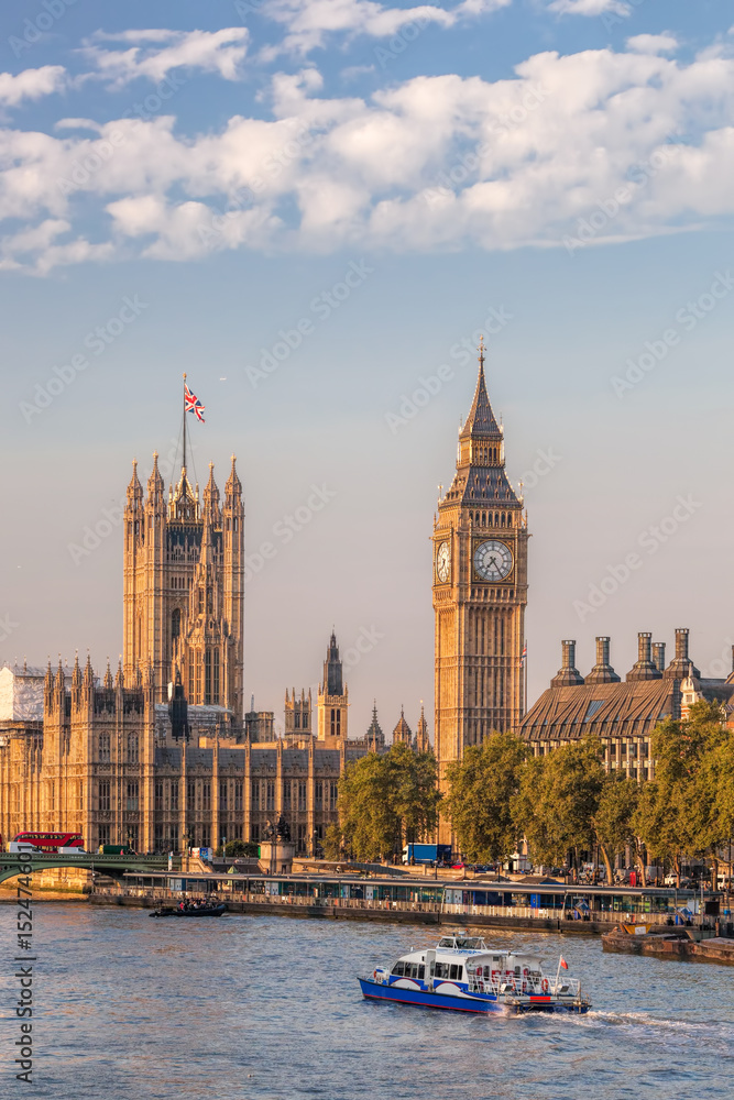 Obraz premium Big Ben and Houses of Parliament with boat in London, England, UK