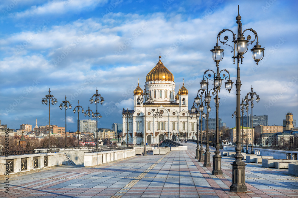 Храм Христа Спасителя и фонари Christ the Savior Cathedral and Lanterns