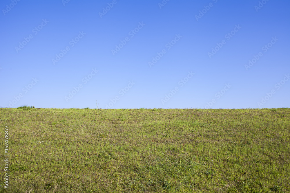 Obraz premium 快晴の空と土手